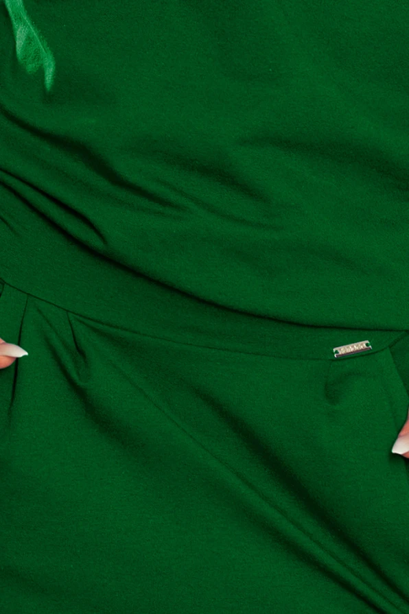 189-3 Sportliches Kleid mit einem Dekolleté auf der Rückseite - dunkelgrün