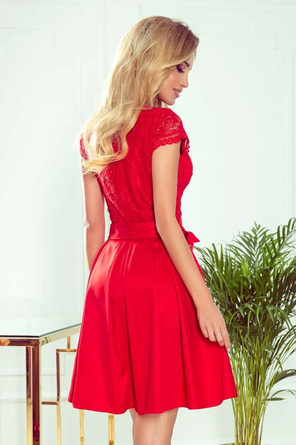 242-4 ANNA Kleid mit Ausschnitt und Spitze - Rot