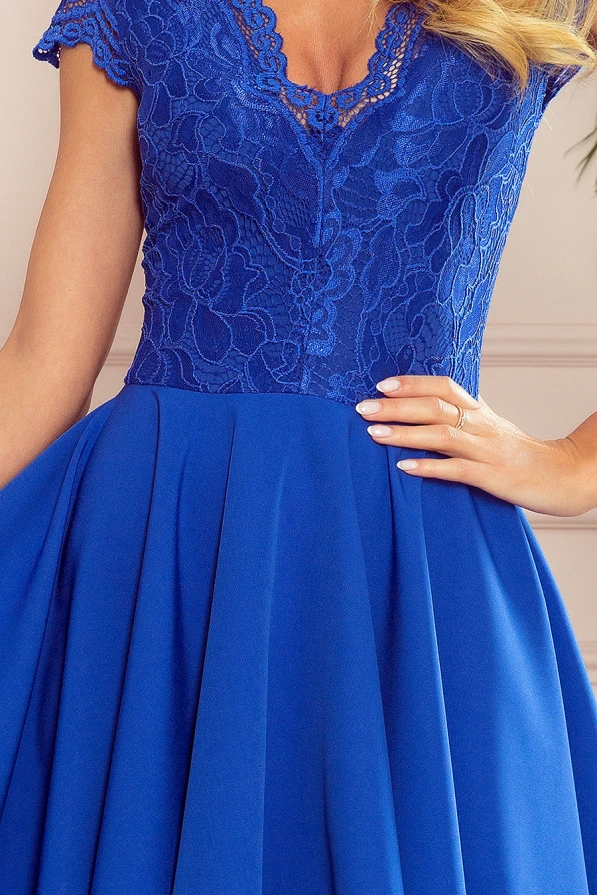 300-3 PATRICIA - Kleid mit längerem Rücken mit Spitzenausschnitt - blau