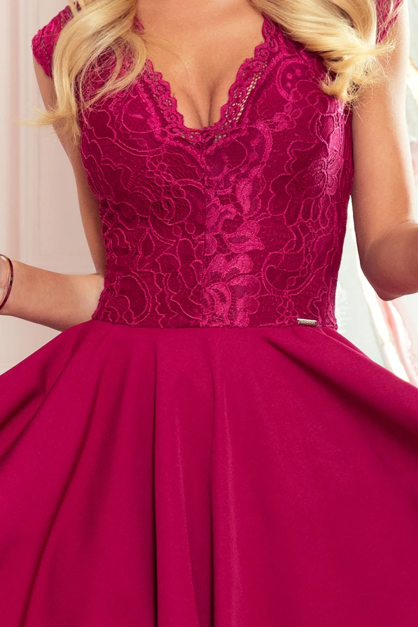 300-4 PATRICIA - Kleid mit längerem Rücken mit Spitzenausschnitt - Burgunder Farbe