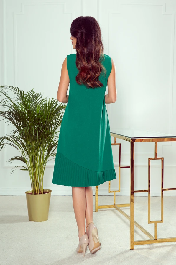 308-1 KARINE - trapezförmiges Kleid mit asymmetrischer Falte - grün