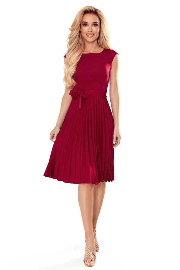 311-11 LILA Plissee-Kleid mit kurzen Ärmeln - Farbe Burgund