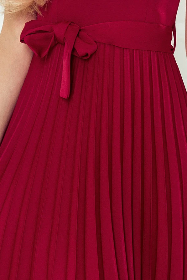 311-11 LILA Plissee-Kleid mit kurzen Ärmeln - Farbe Burgund