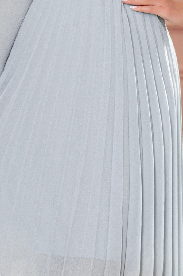 313-11 ISABELLE Plisseekleid mit Ausschnitt und Langarm - grau