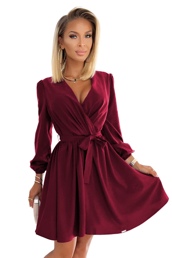 339-3 BINDY Feminines Kleid mit Ausschnitt - weinrote Farbe