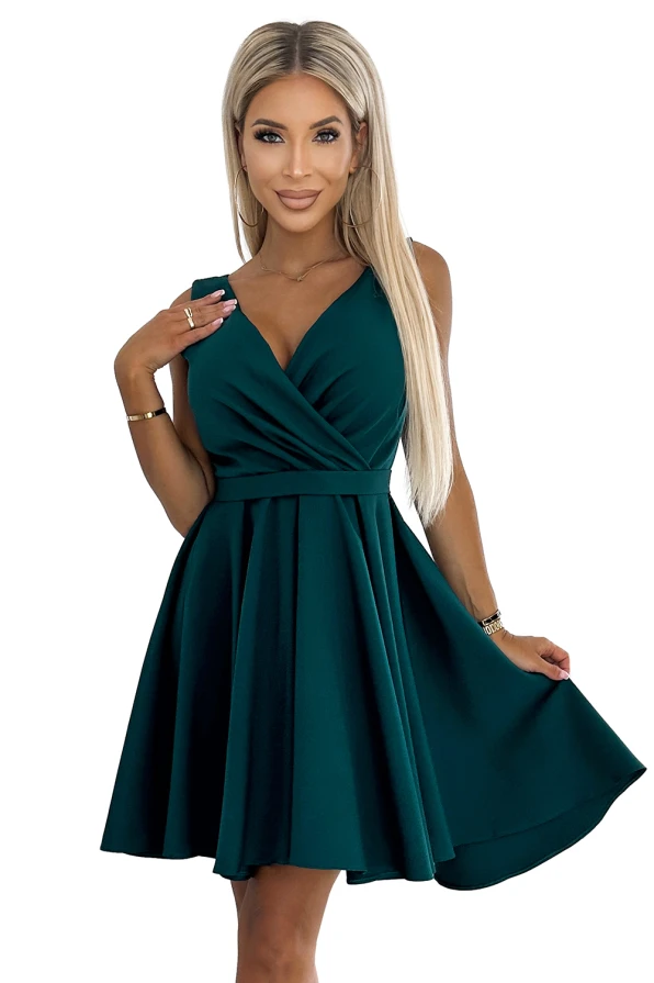 478-3 MAYA Kleid mit längerem Rücken, Ausschnitt und Gürtel - Grün