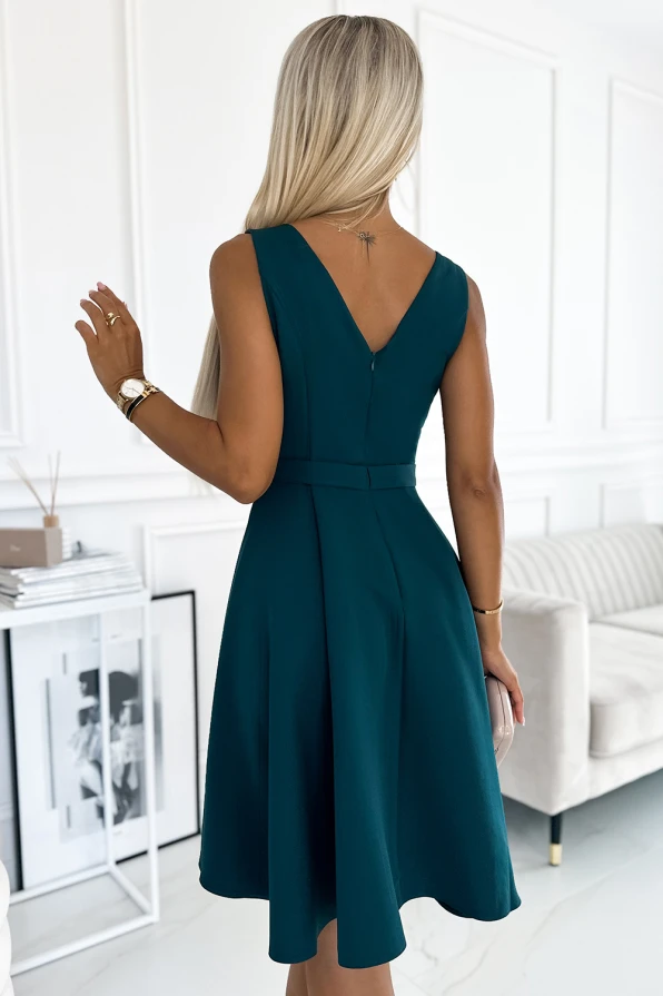 478-3 MAYA Kleid mit längerem Rücken, Ausschnitt und Gürtel - Grün
