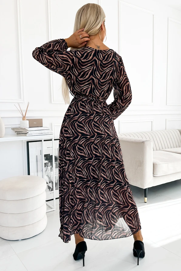 511-2 Langes Kleid aus plissiertem Chiffon mit Ausschnitt, langen Ärmeln und Gürtel – braunes Zebra
