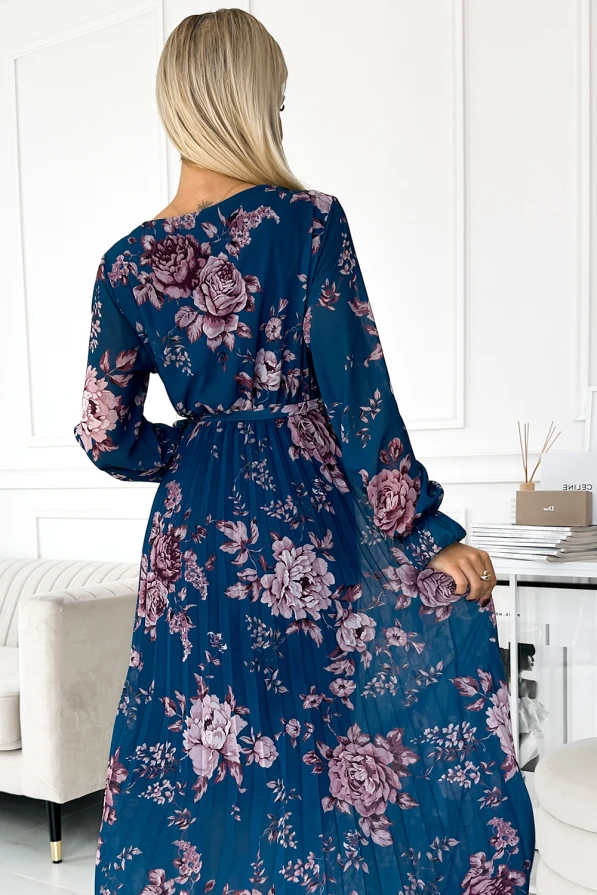 519-3 Langes Kleid aus plissiertem Chiffon mit Ausschnitt, langen Ärmeln und Gürtel - Blau mit Blumen